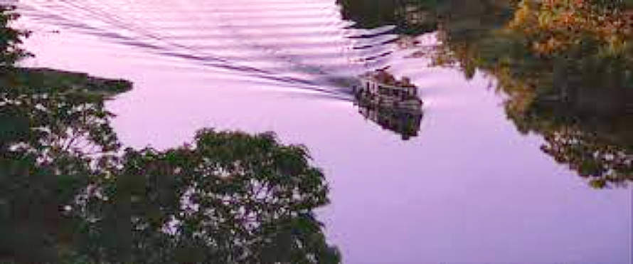 El barco de Indiana Jones, a su paso por el Amazonas colombiano.