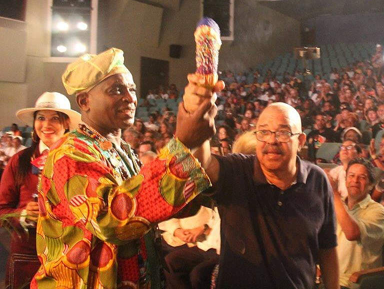 Pedro de la Hoz sostiene la Mpaka, símbolo del Fetival del Caribe. (Sergio Martínez Martínez)