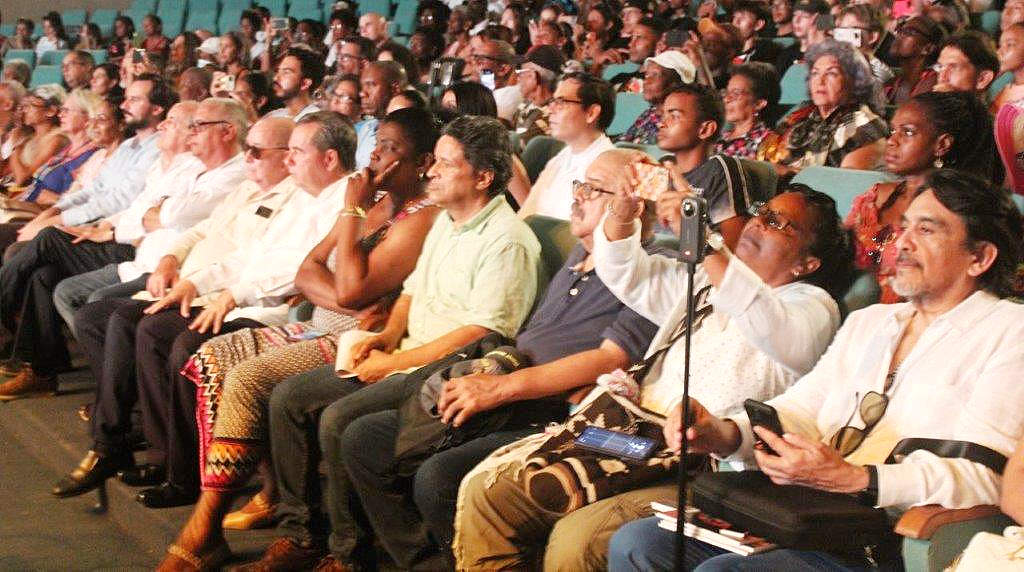 Autoridades y público asistentes a la inauguración del 42 Festival del Caribe en Santiago de Cuba. (Sergio Martínez Martínez)