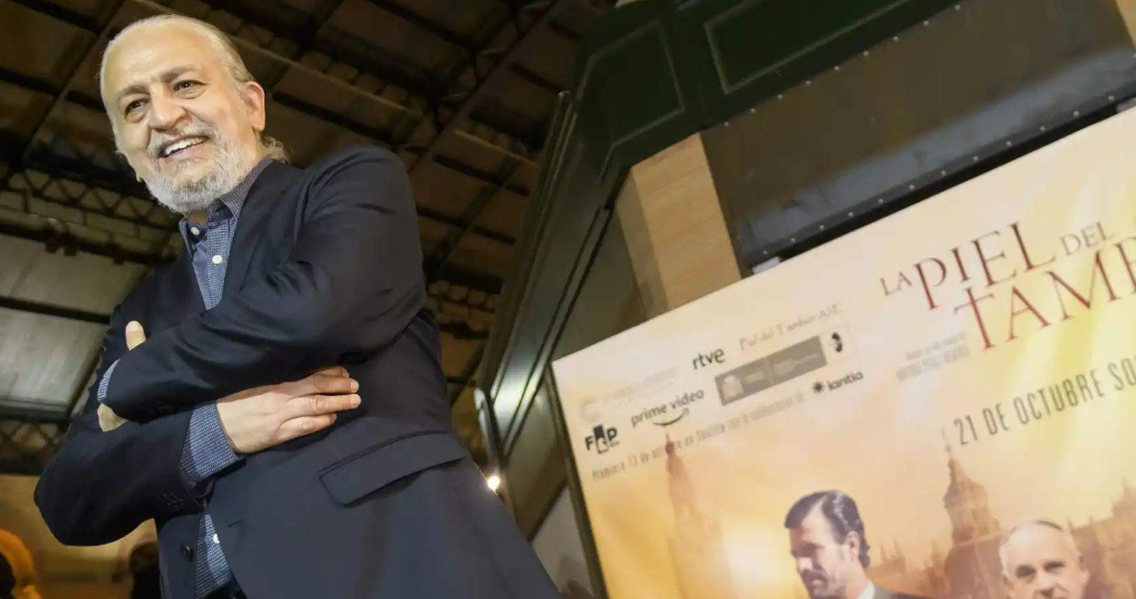 Sergio Dow, junto al cartel de la película.