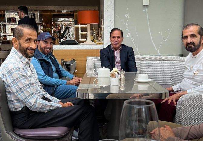 El gobernante de Dubai y su hermano toman café en un restaurante. (Instagram)