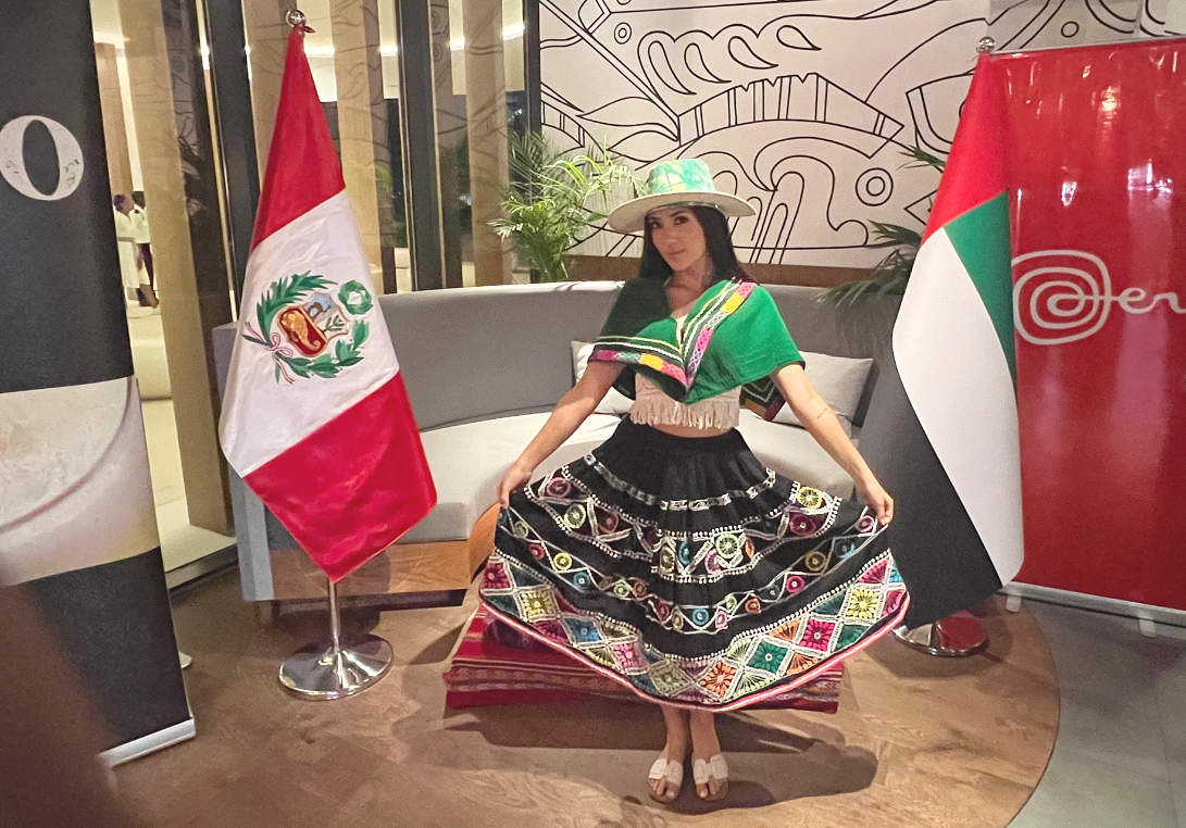Peruana ataviada con un traje tradicional. (EL CORREO)