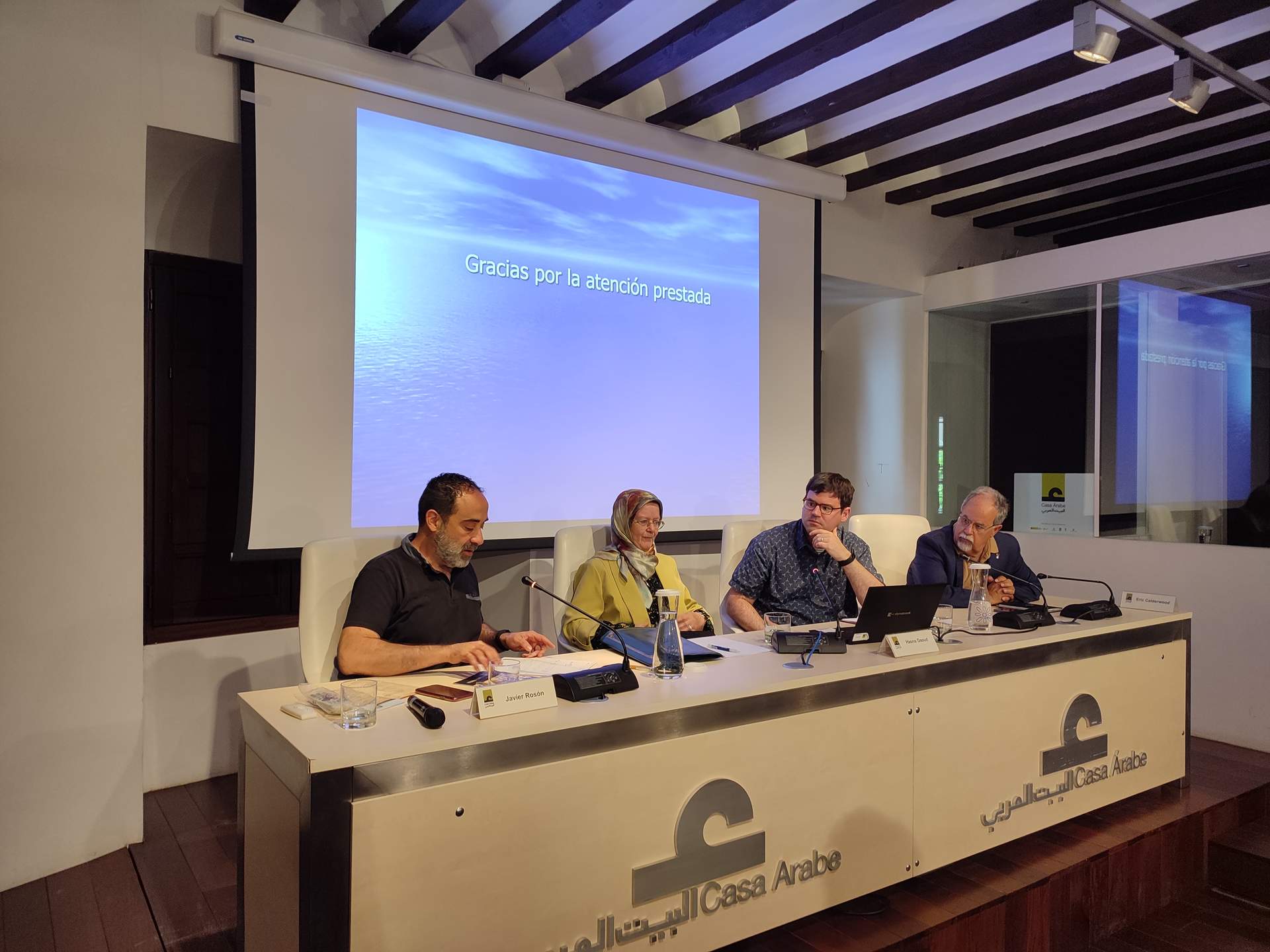 Eric Calderwood, en la presentación de su libro en la sede de Casa Árabe en Córdoba (España). En la imagen, junto a Javier Rosón, Hasna Daoud y José Antonio González Alcantud