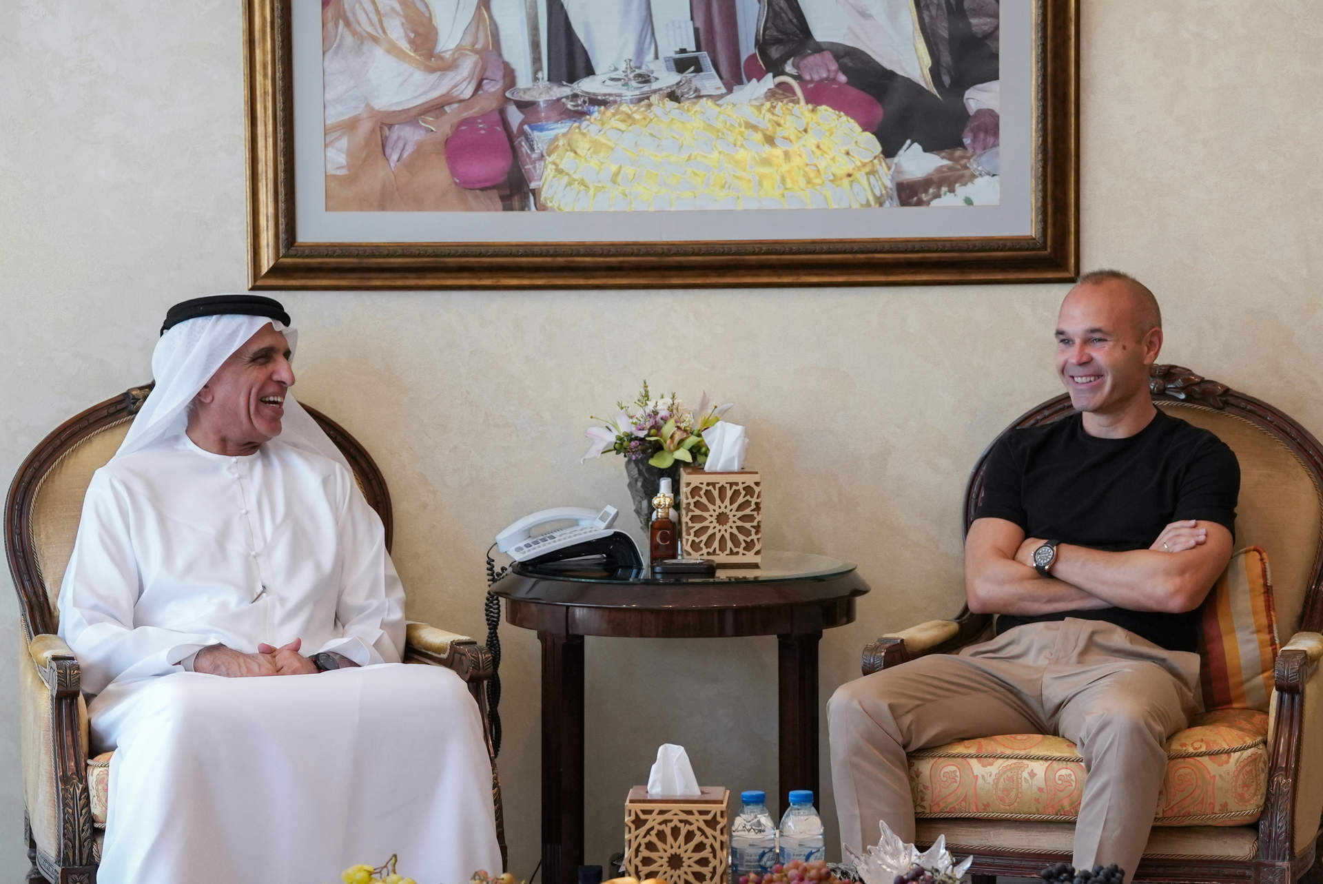 El jeque Saud junto a Andrés Iniesta en el palacio de RAK. (WAM)