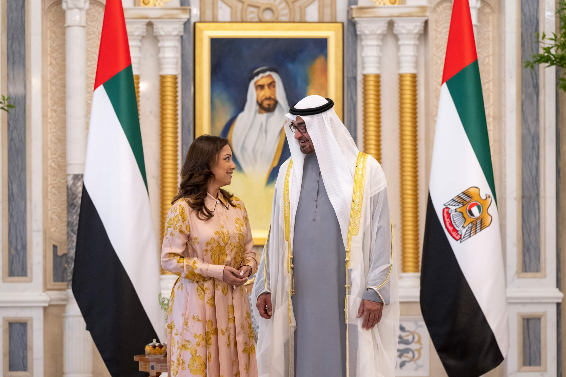 El presidente de EAU junto a la embajadora de Panamá. (WAM)