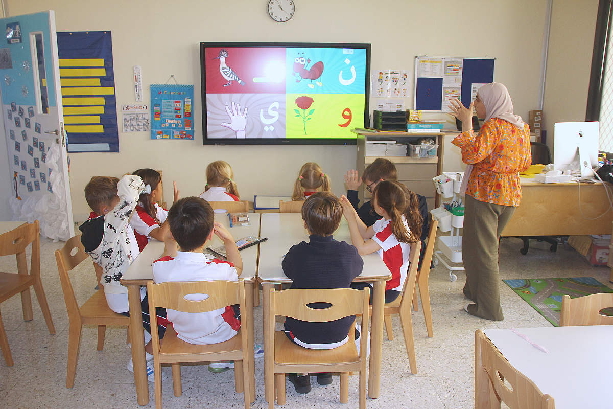Alumnos de The Spanish School of Abu Dhabi asisten a una clase de árabe. (EL CORREO)