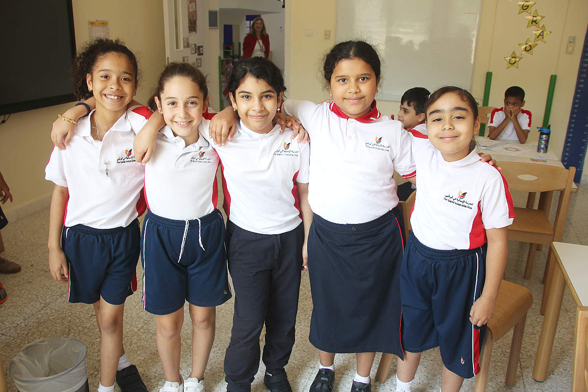 Alumnas de The Spanish School of Abu Dhabi posan en su aula tras el acto de inauguración. (EL CORREO)