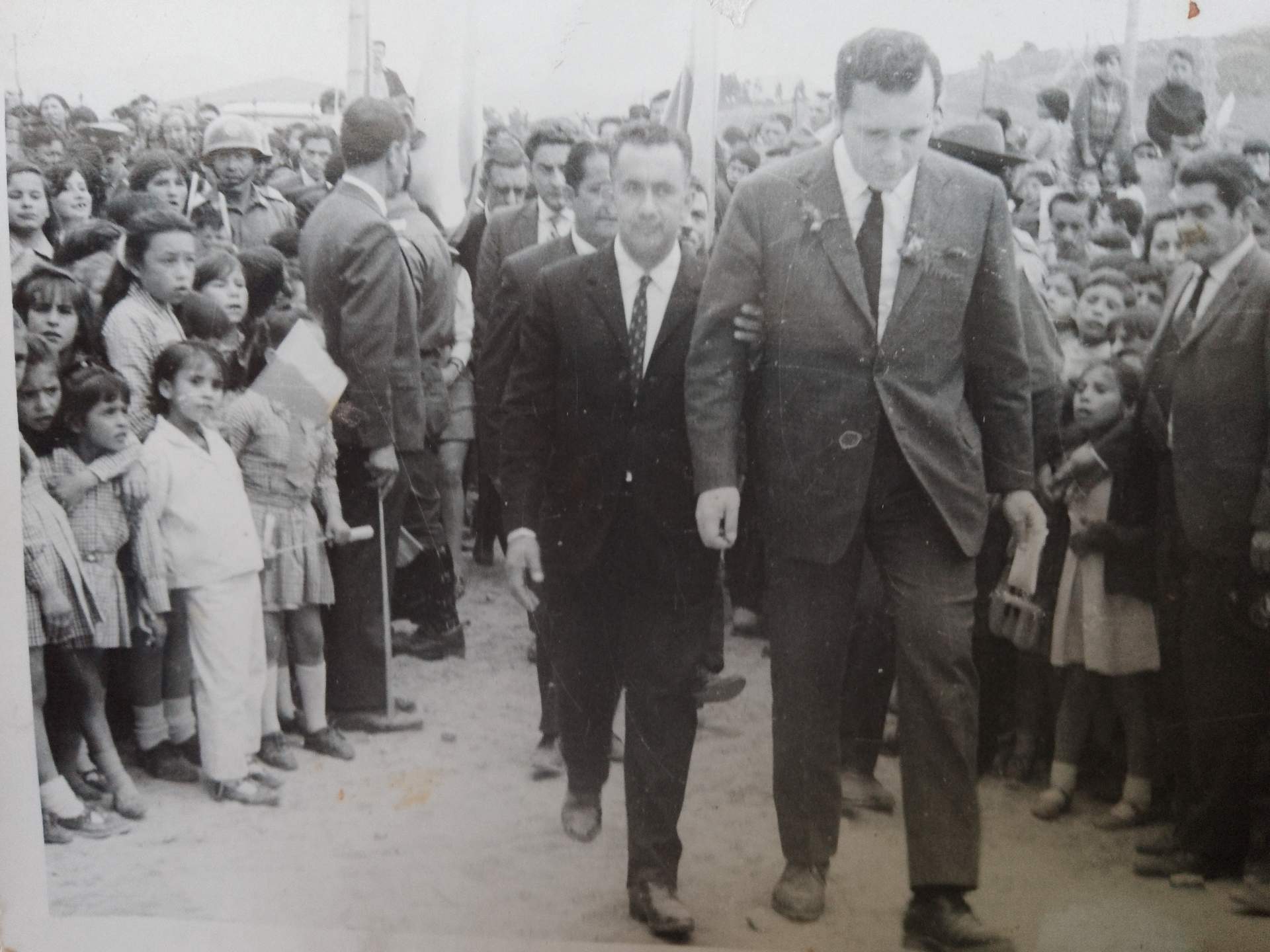 Fotografía en la que aparece Laurencio Acosta Guzmán llevando del brazo al alcalde mayor de Bogotá, Carlos Albán Holguín, en una muestra de reconciliación y simpatía personal que trascendió la rivalidad política. (Cedida)