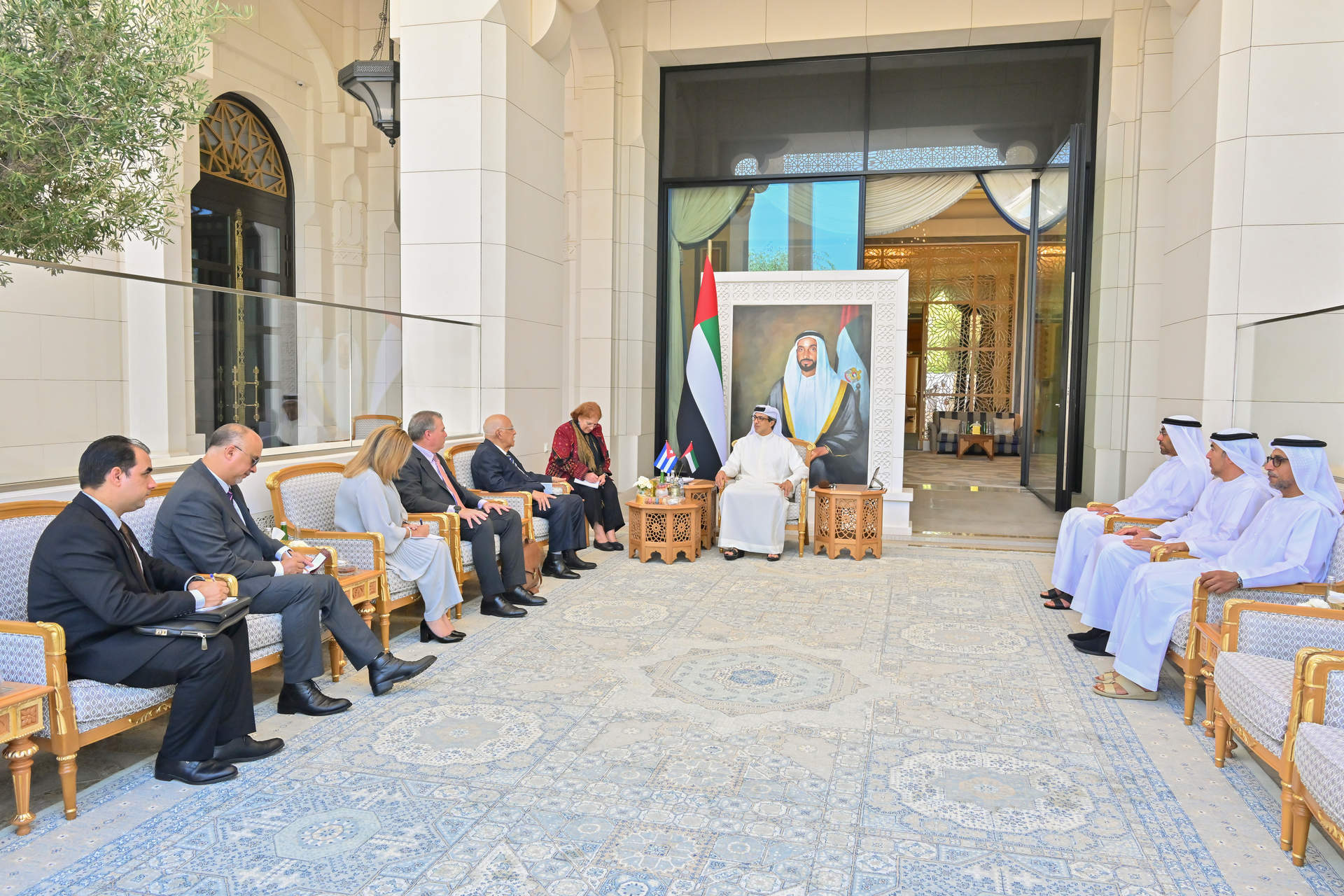 La delegación cubana junta al jeque Mansour bin Zayed. (WAM)