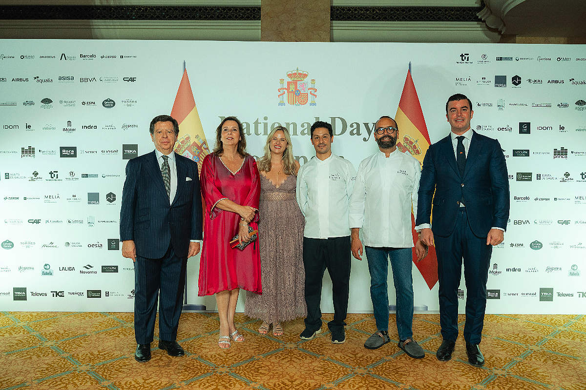 El chef José Pizarro y su equipo, junto a Guillermo Cobelo y a Íñigo de Palacio España y su esposa. (SBC)