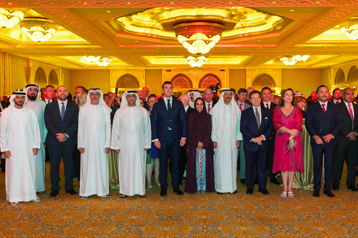 Autoridades e invitados escuchan los himnos de Emiratos Árabes y España. (SBC)