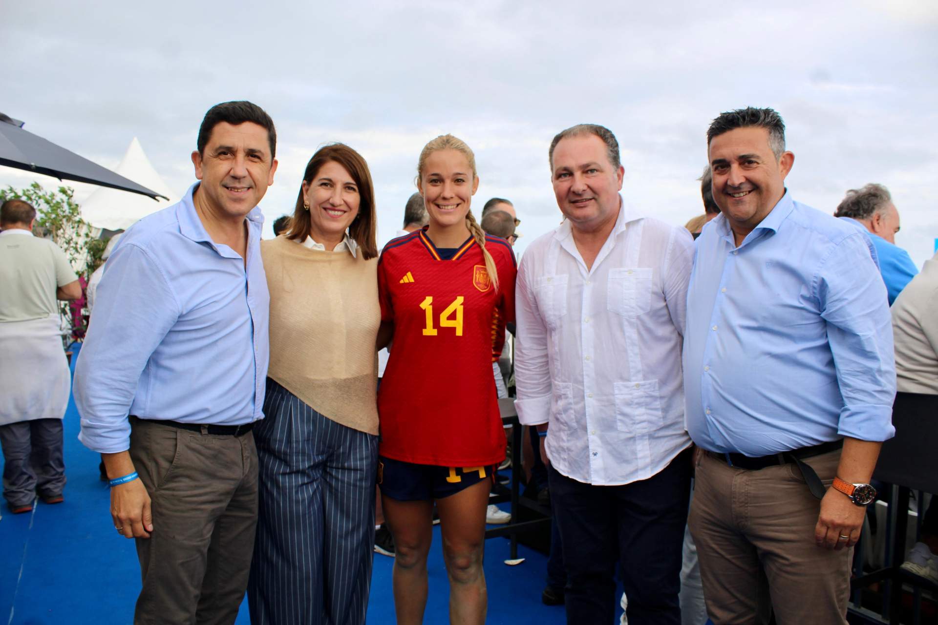 Autoridades onubenses junto a su paisana Cristina Domínguezd, jugadora de la Selección de España que hoy se proclamado campeona del Mundialito junto a sus compañeras. (Diputaci
