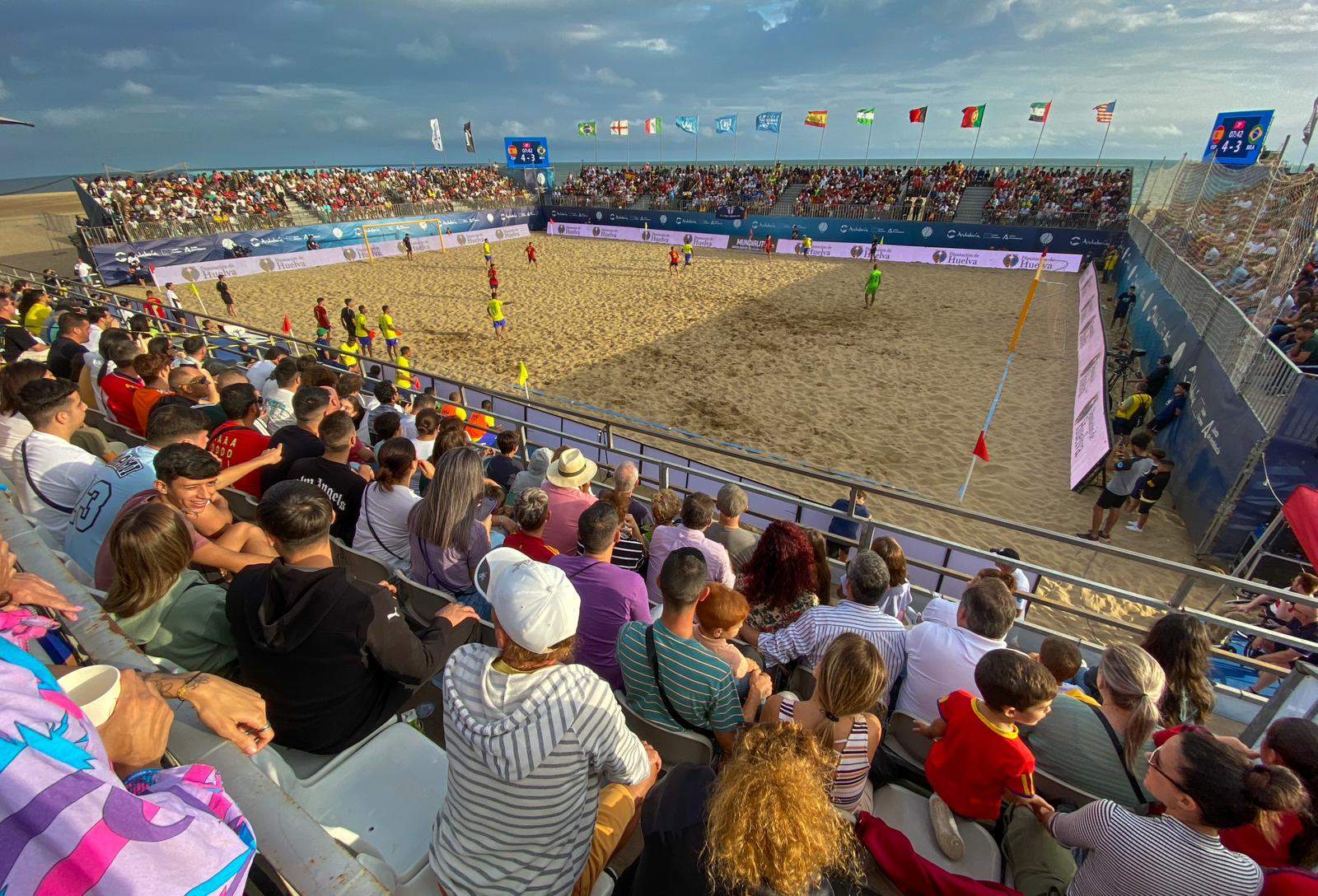 Espectacular imagen del campo que ha albergado el Mundialito de Fútbol Playa en Ayamonte. (Julián Pérez)