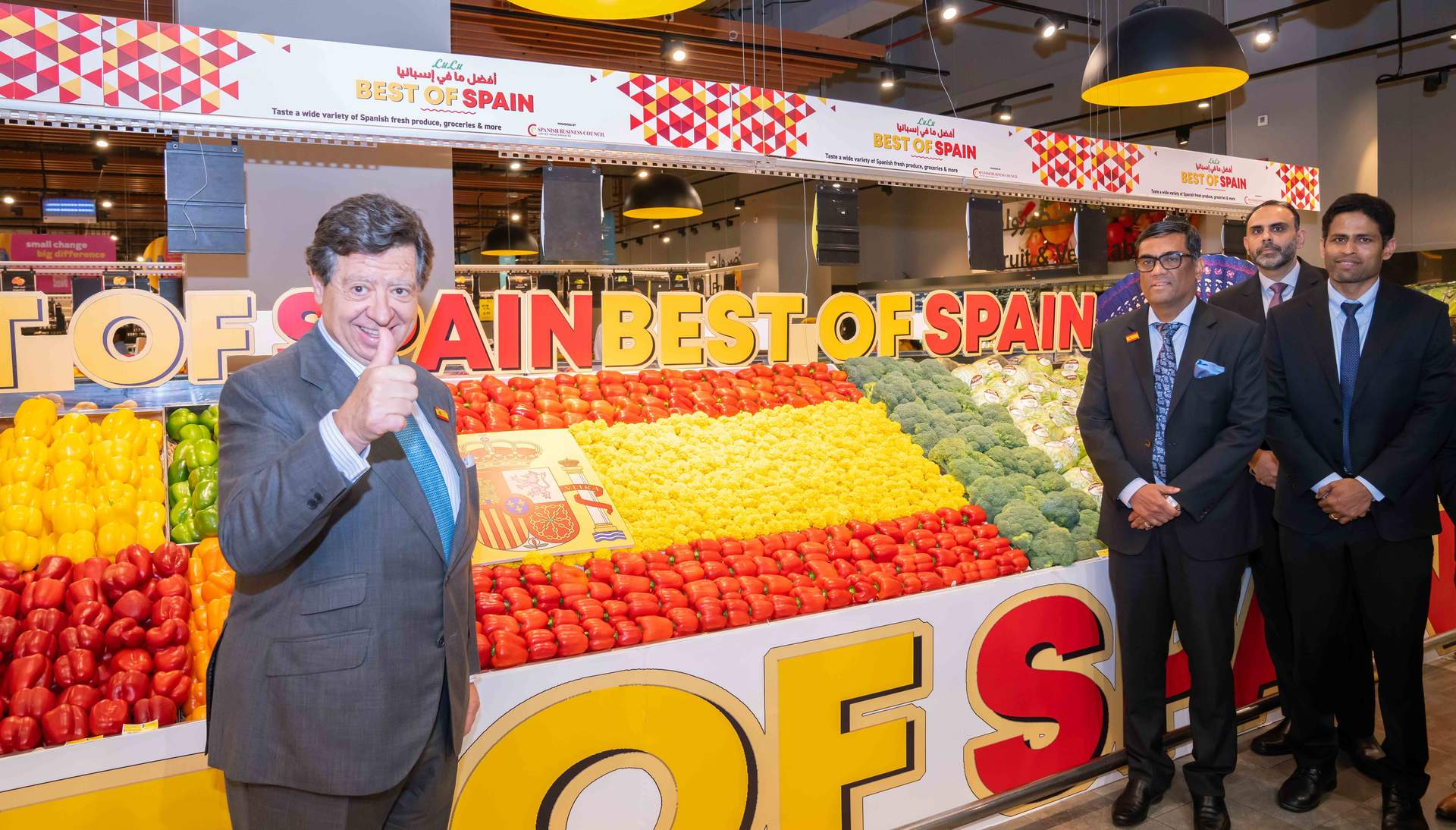 El embajador, Íñigo de Palacio, ante los productos españoles. (Cedida)