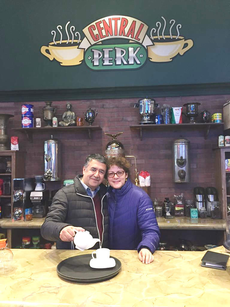 Patricia Mogollón junto a su esposo, Dixon Moya -autor del texto-, en el mítico Central Perk.