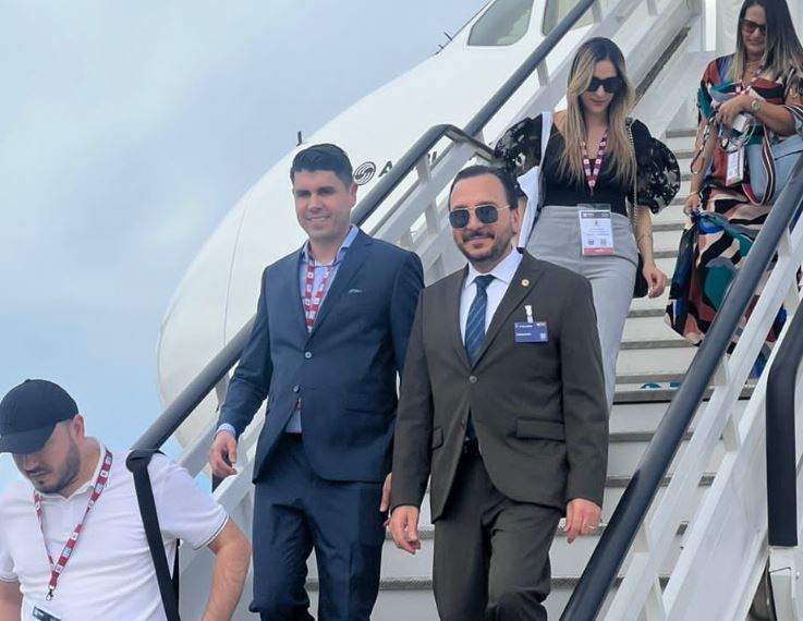 Al Attrach junto a Boris Serrano (izquierda) visitan un avión en la feria. (Cedida)
