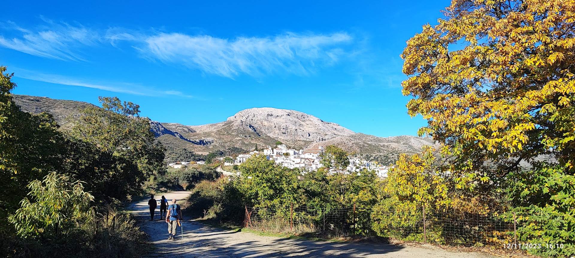 Cartajima, al fondo, es el inicio y destino de nuestra ruta circular