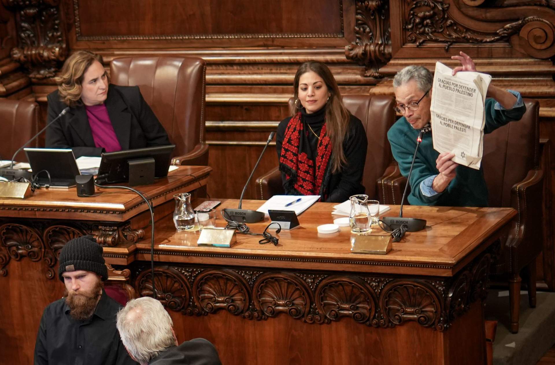 Laurent Cohen, junto a Ada Colau en el Parlament catalán