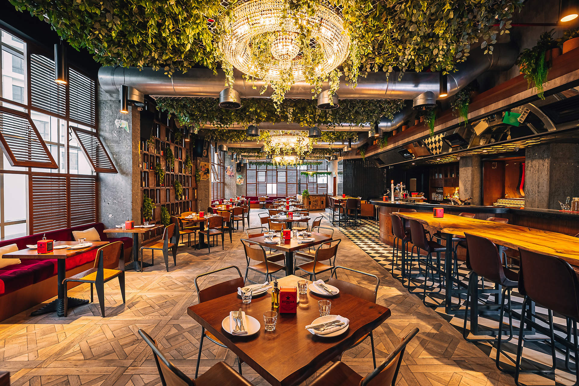 Lola Taberna ofrece un acogedor ambiente, exactamente el que se espera que un buen restaurante español ofrezca en Navidad. (Cedida)