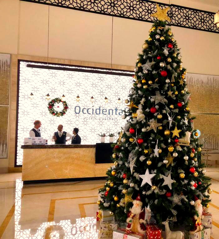 Un gran árbol de Navidad preside la gran recepción del Al Jaddaf. (EL CORREO)