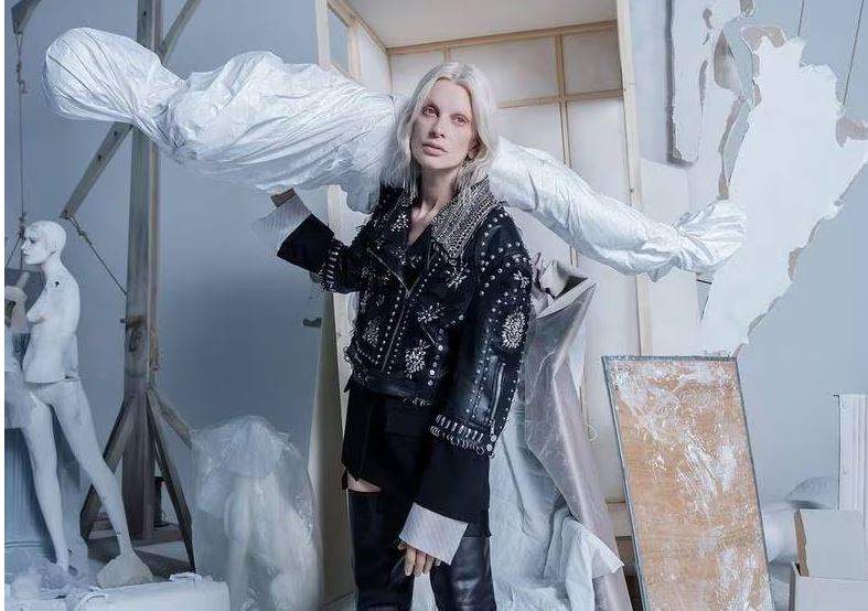 La modelo estadounidense porta un maniquí envuelto en una sábana blanca. (Instagram)