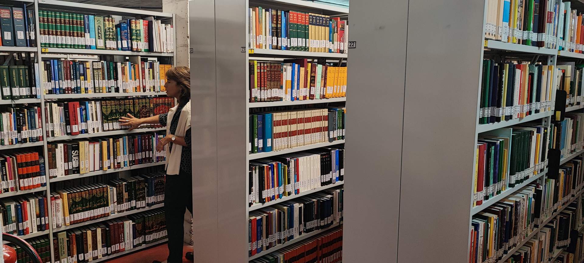 Luisa Mora, entre estanterías repletas de libros de la Biblioteca Islámica