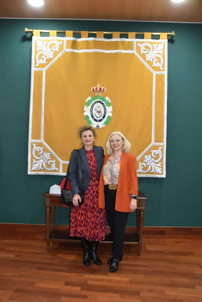 Lourdes Vega (derecha) junto a Inmaculada Ortiz Uribe, Académica Numeraria y Catedrática de Ingeniería Química de la Universidad de Cantabria. (Cedida)