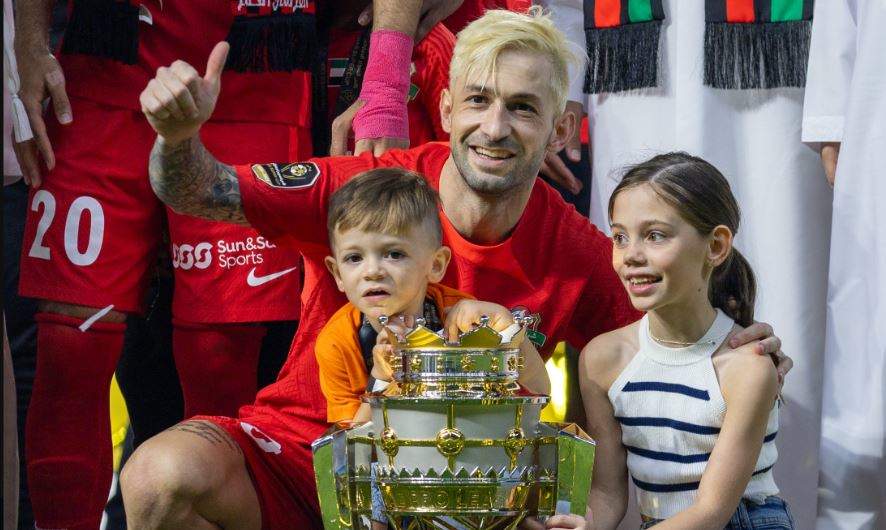 Cartabia celebra la victoria en Dubai con sus hijos. (Twitter)