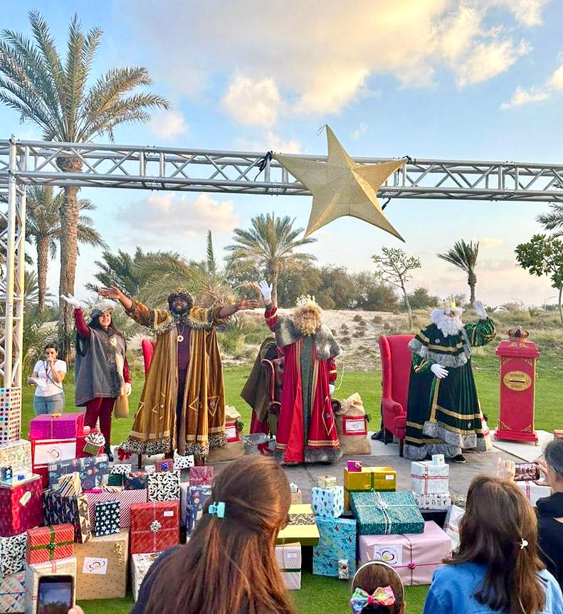Los Reyes Magos saludan antes de sentarse en sus tronos para recibir las peticiones de niños y niñas. (Cedida)