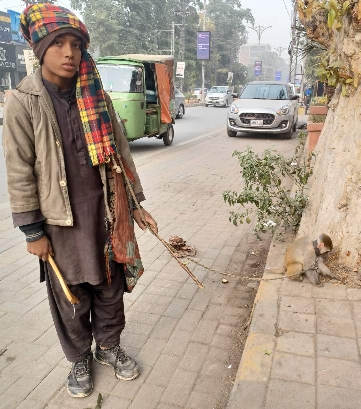 Niño paseando a un mono en Lahore. (Rafael González García de Cosío(