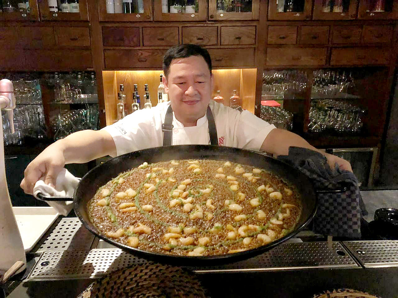 Impresionante paella preparada por el chef