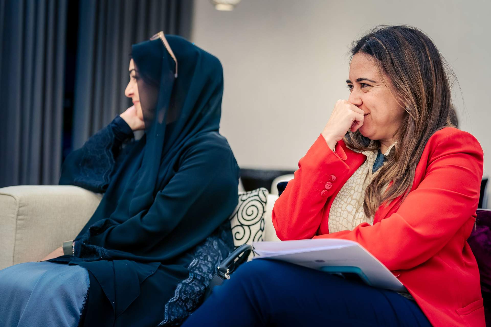 A la reunión han asistido la embajadora Lana Nusseibeh -izquierda- y Reem Ebrahim Al Hashimy, ministra de Estado para la Cooperación Internacional. (WAM)