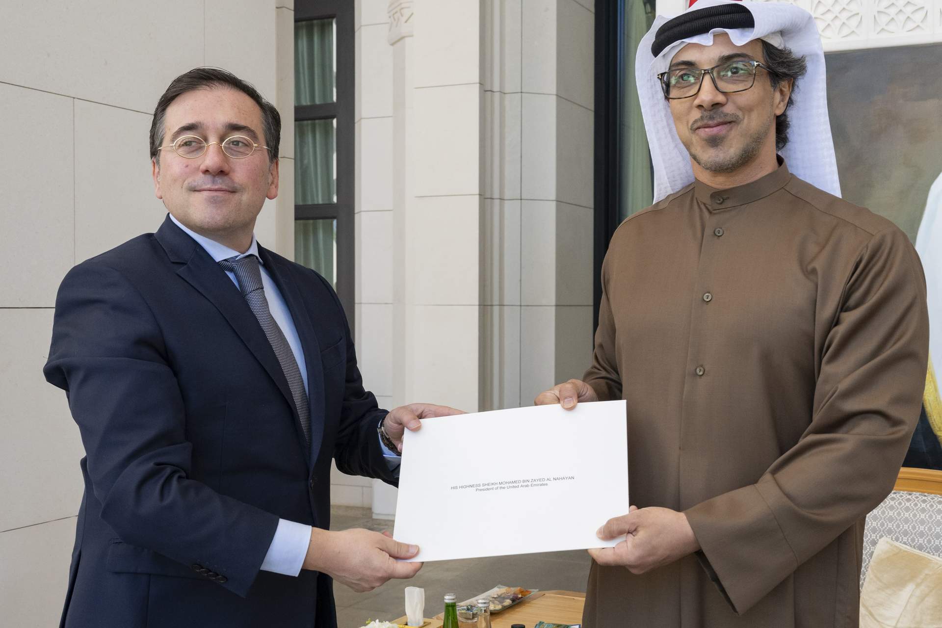 Albares entrega la carta del rey de España al jeque Abdullah bin Zayed. (WAM)