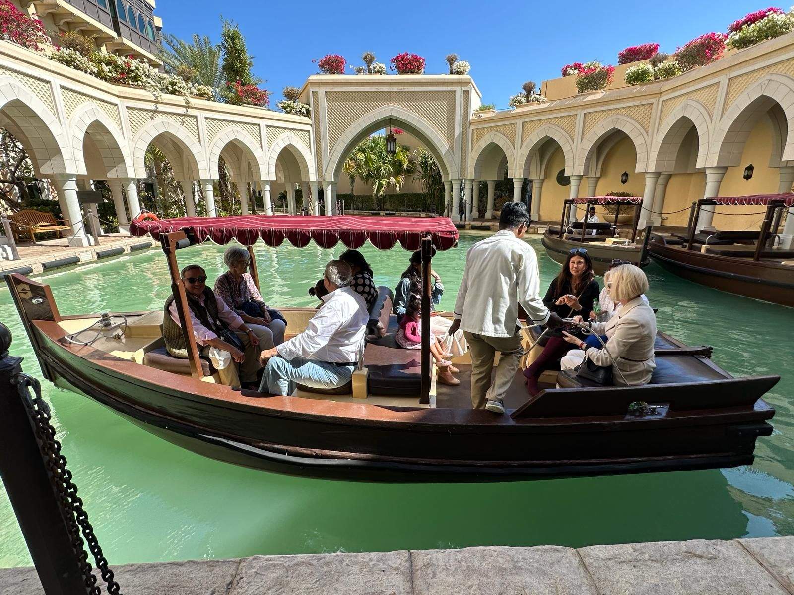 Paseo en barco por los canales del hotel. (Cedida)