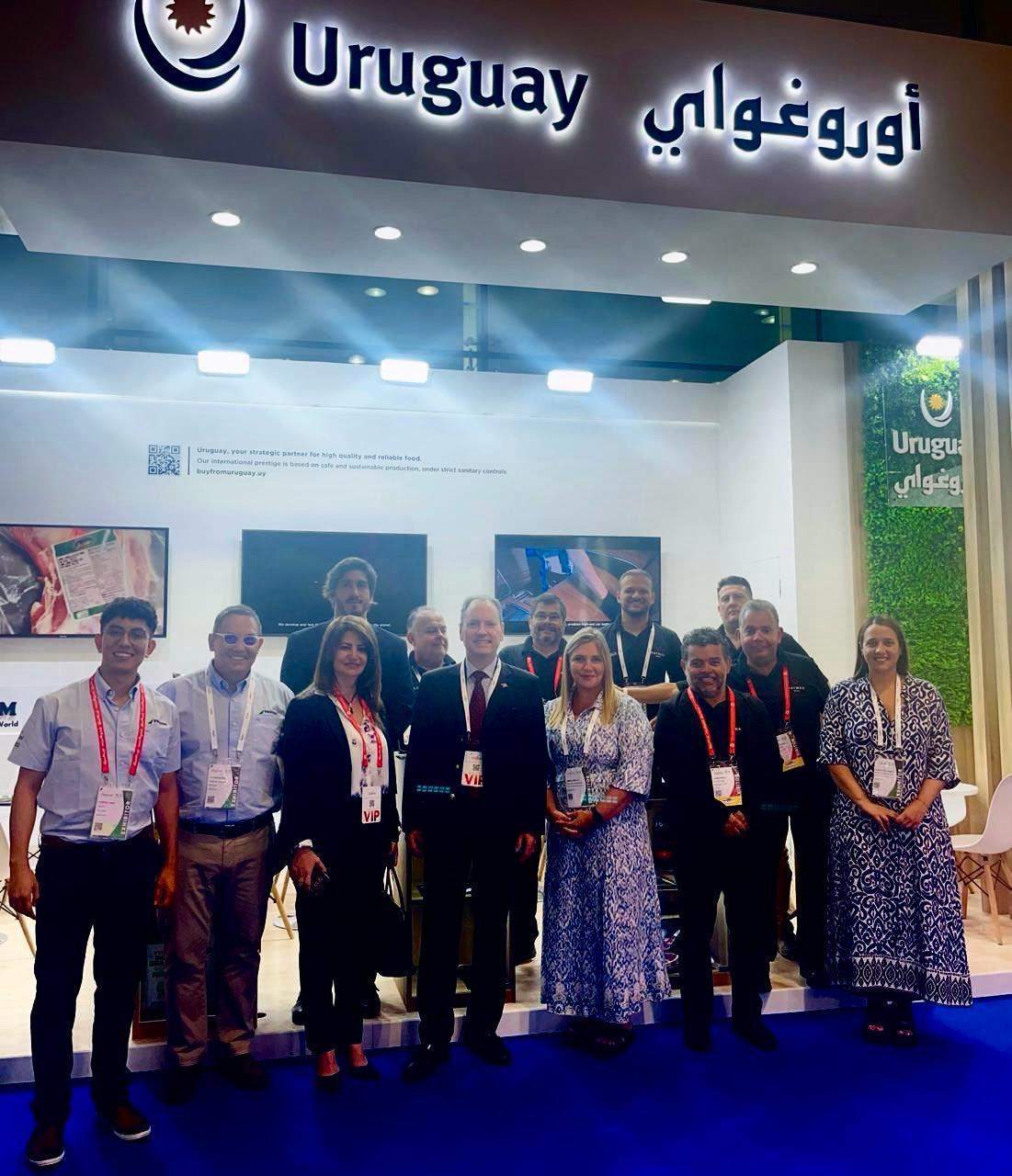 La delegación de Uruguay ante el stand del país en Gulfood 2024. (Cedida)