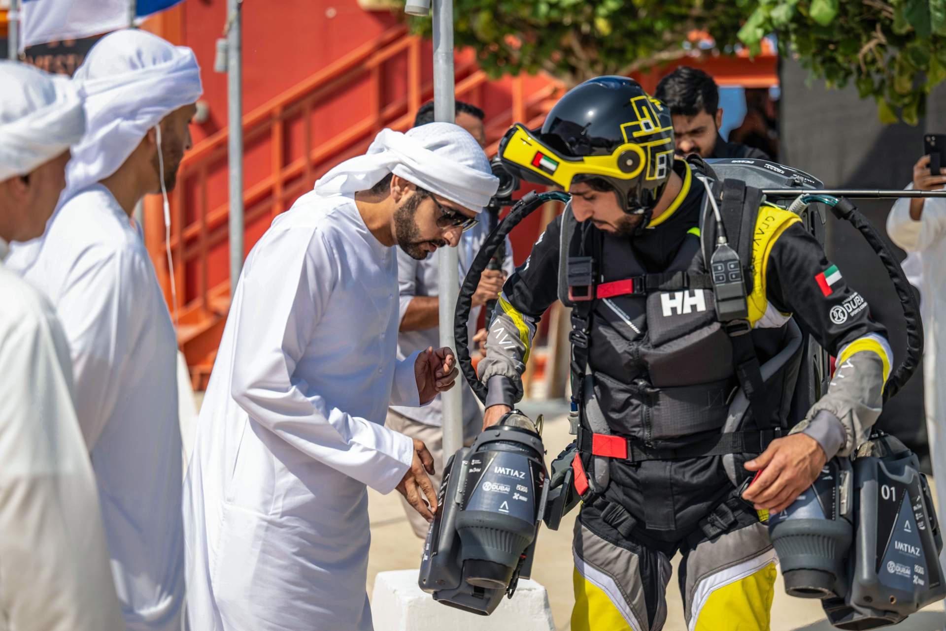 El jeque Hamdan junto a uno de los participantes en la carrera. (WAM)