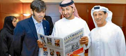 El embajador Al Owais -derecha- en un acto protagonizado por EL CORREO DEL GOLFO en Abu Dhabi. (EL CORREO)