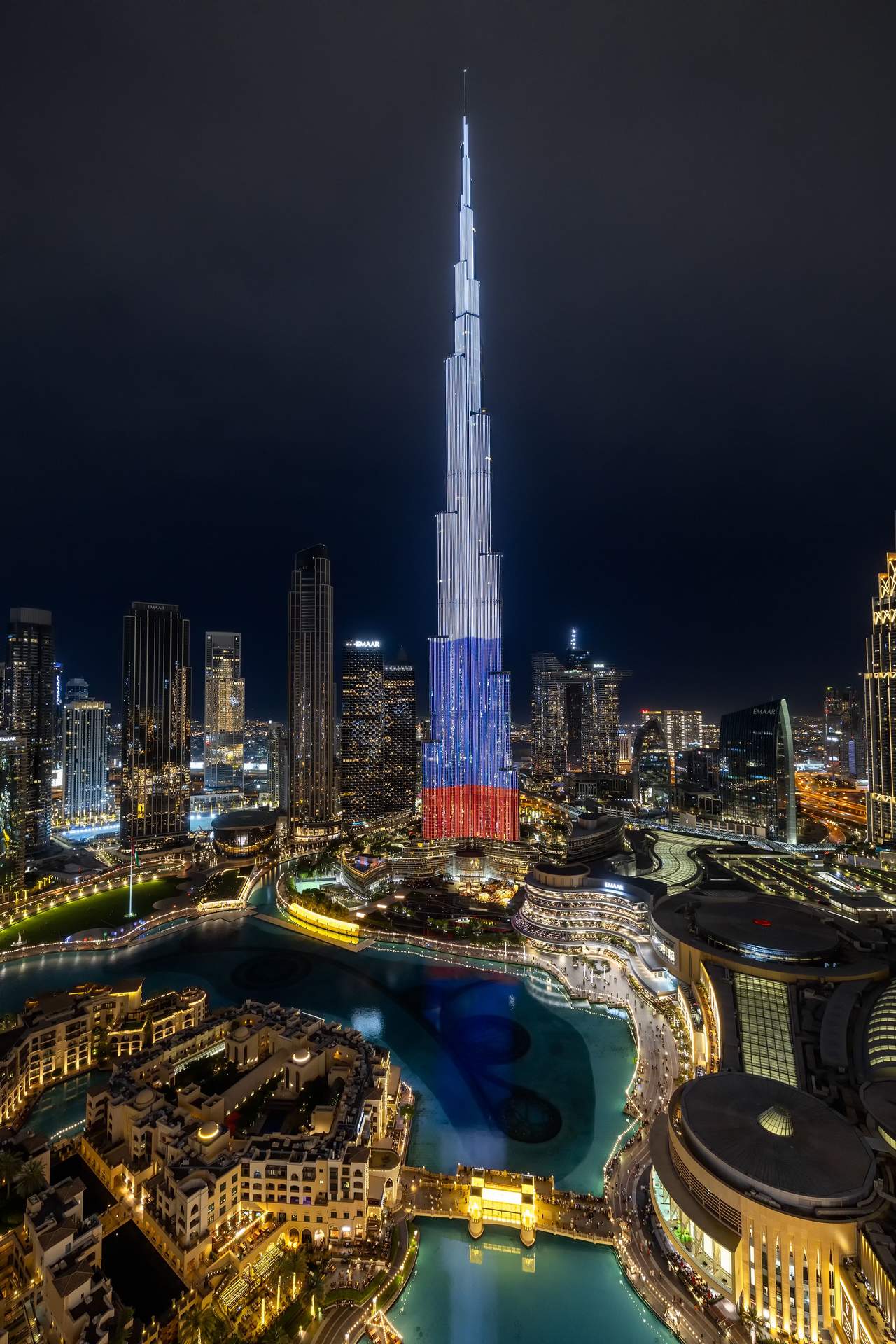 El Burj Khalifa iluminado con la bandera de Rusia. (WAM)