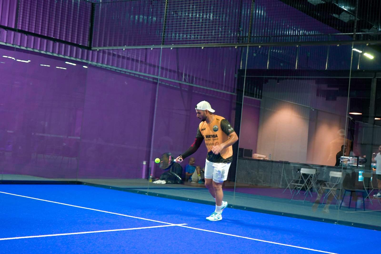 Jugador entrenando en las pistas del Club. (EL CORREO)