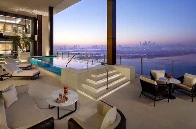 La terraza con piscina infinita. (Royal Atlantis)