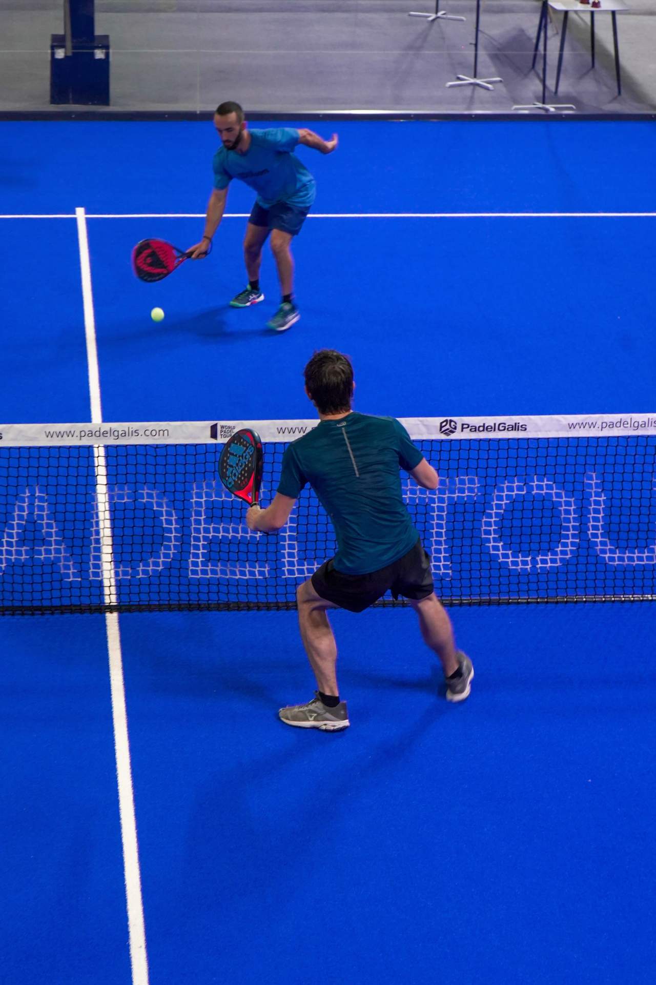 Juego entre competidores en Amigos Padel Club. (Cedida)