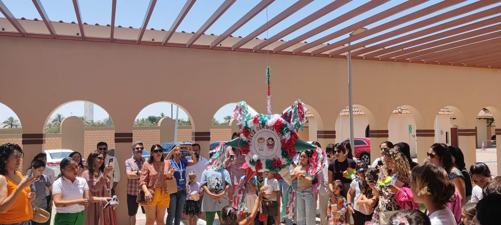 Los menores disfrutan del momento de la piñata mexicana. (EL CORREO)