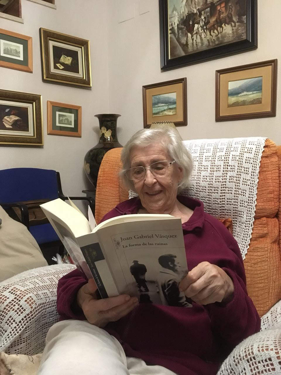 Amelia leyendo a Juan Gabriel Vásquez