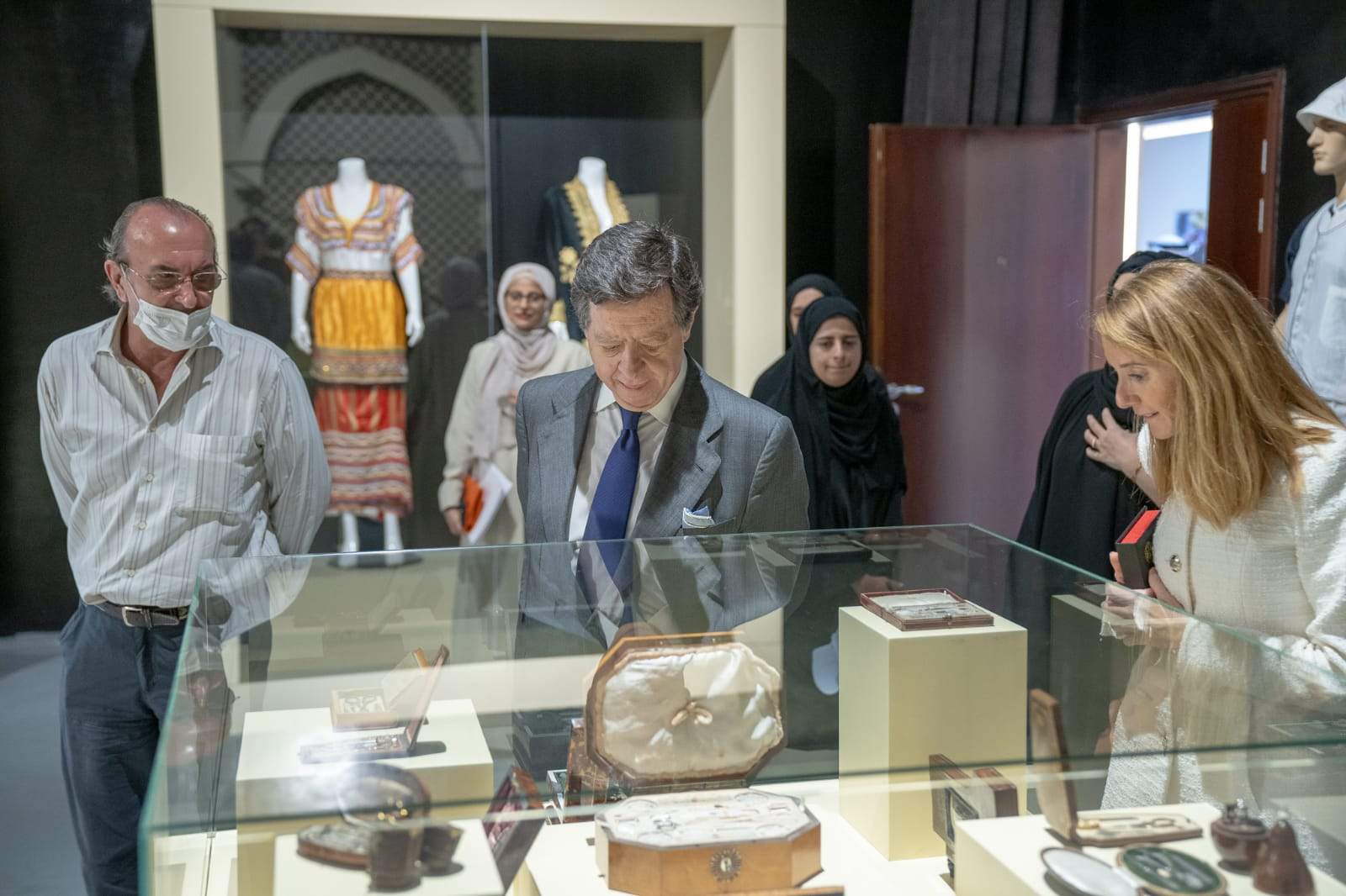 El embajador y la responsable de la Segunda Jefatura de la Embajada española observan los objetos expuestos en el Instituto de Sharjah. (Cedida)