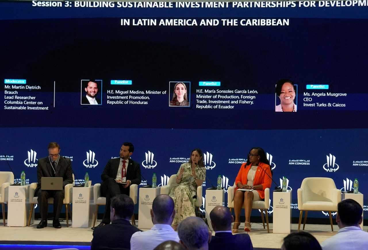La ministra ecuatoriana (segunda por la derecha) durante su participación en el panel de AIM. (Richard Ramos)