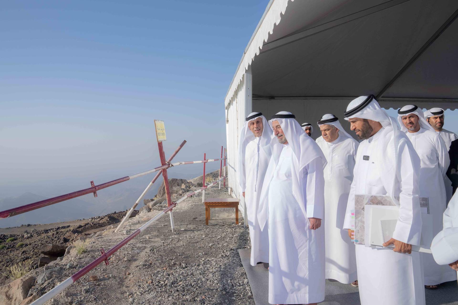El gobernante de Sharjah observa las vistas desde la montaña en Kalba. (WAM)