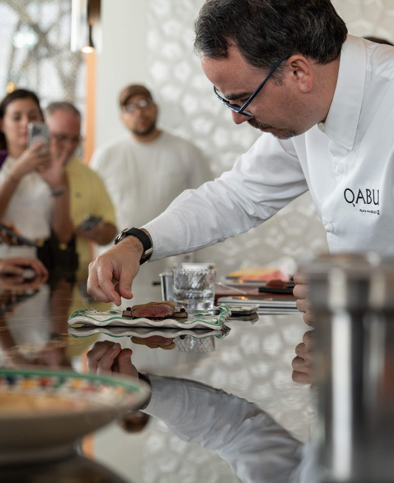 Paco Morales prepara uno de los platos con ave española en la cocina del restaurante Qabu. (EL CORREO)