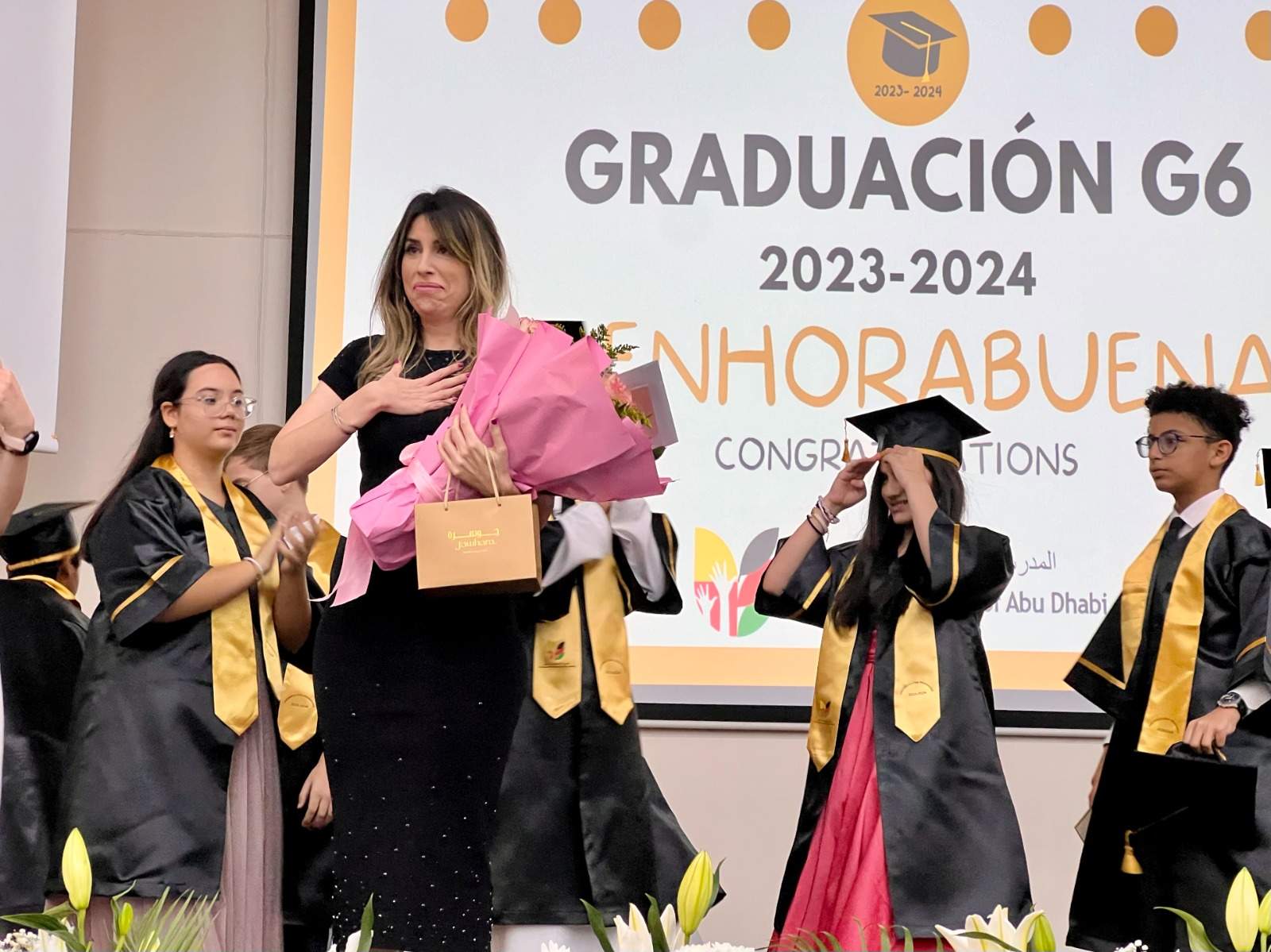 Miss María, que recibió un enorme ramo de flores, emocionada. (EL CORREO)
