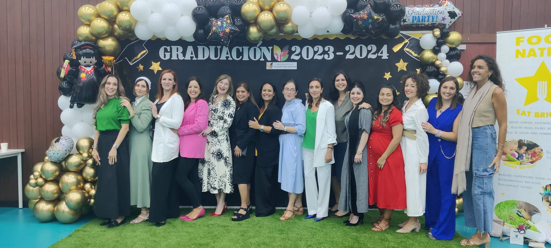 El personal del colegio celebrando la graduación. (EL CORREO)