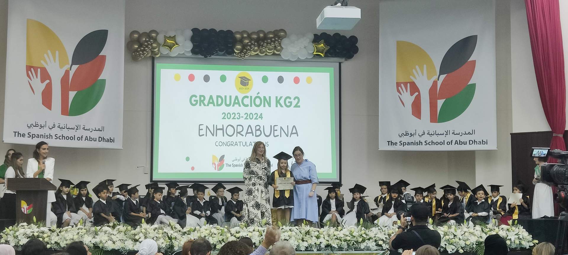 Una alumna recibe el diploma de graduación junto a la directora y una profesora del centro. (EL CORREO)